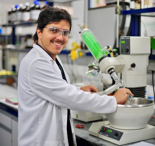 Fotografia de Carlos Villarroel en el laboratorio